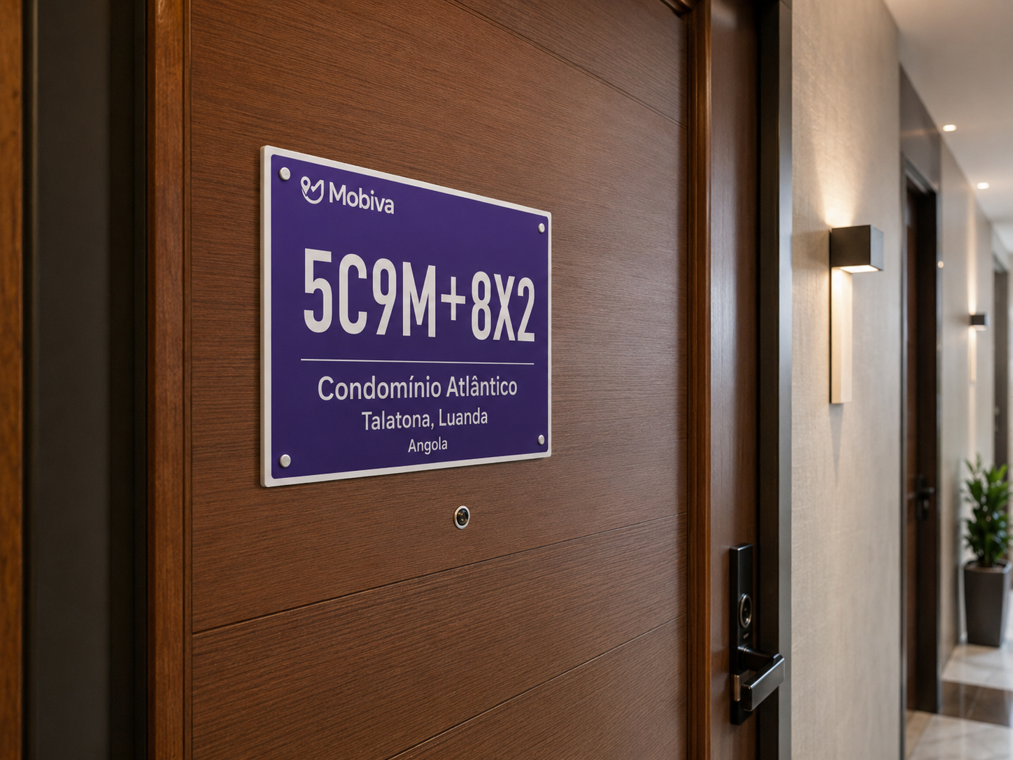 Placard MoBiva à entrada de um condomínio