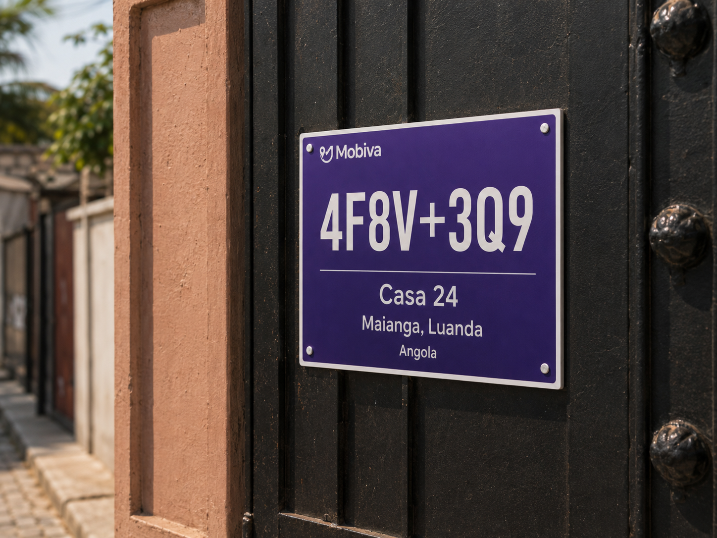 Placard MoBiva na porta de uma casa